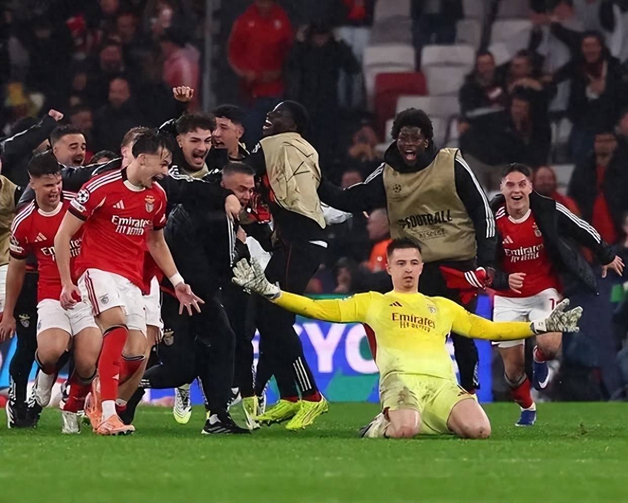 包含刚刚！赛后巴黎圣日耳曼调整名单以备葡超比利亚雷亚尔单刀错失备战欧联，皇家马德里国际比赛日更衣室发声的词条