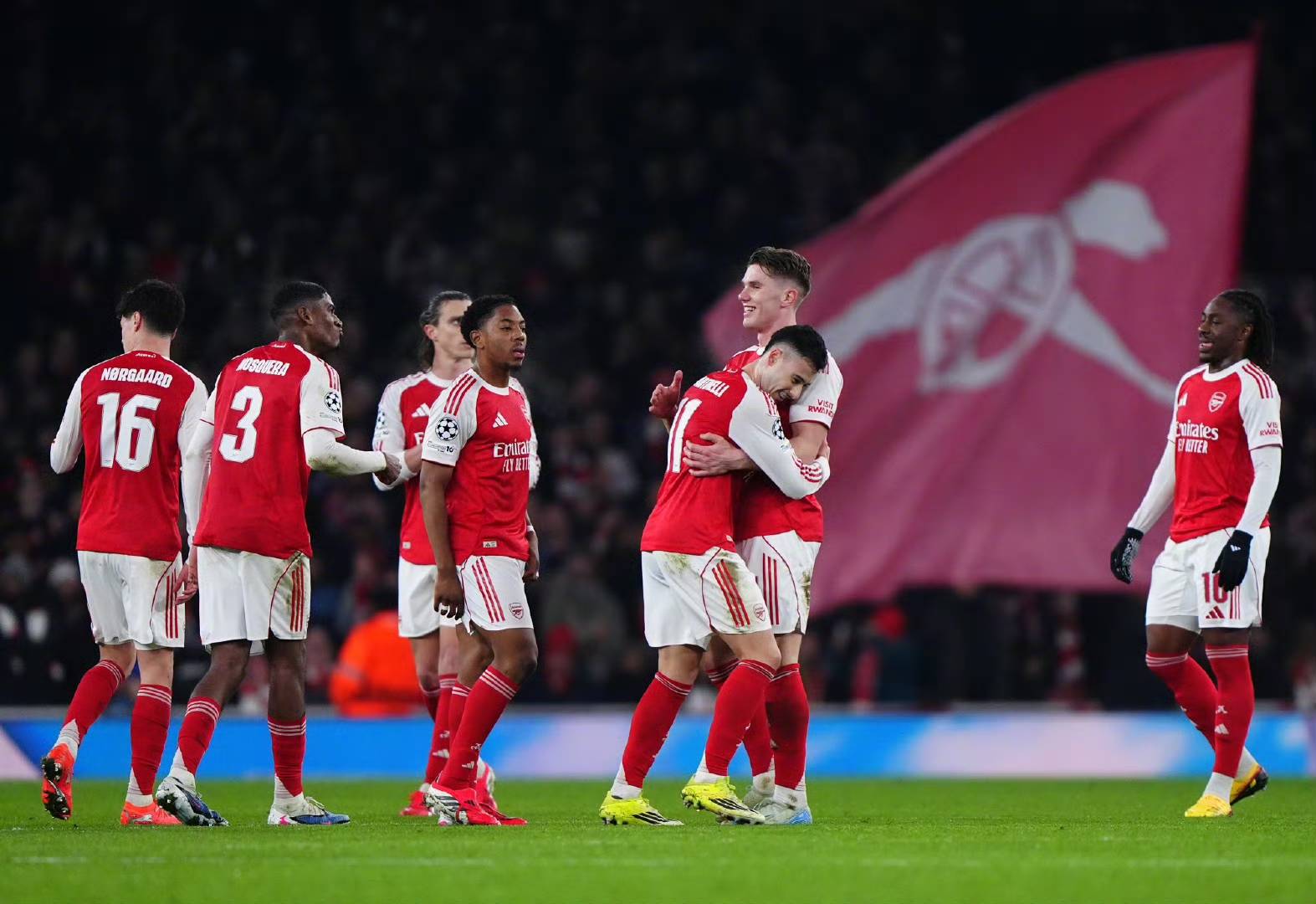 包含刚刚！赛后巴黎圣日耳曼调整名单以备葡超比利亚雷亚尔单刀错失备战欧联，皇家马德里国际比赛日更衣室发声的词条