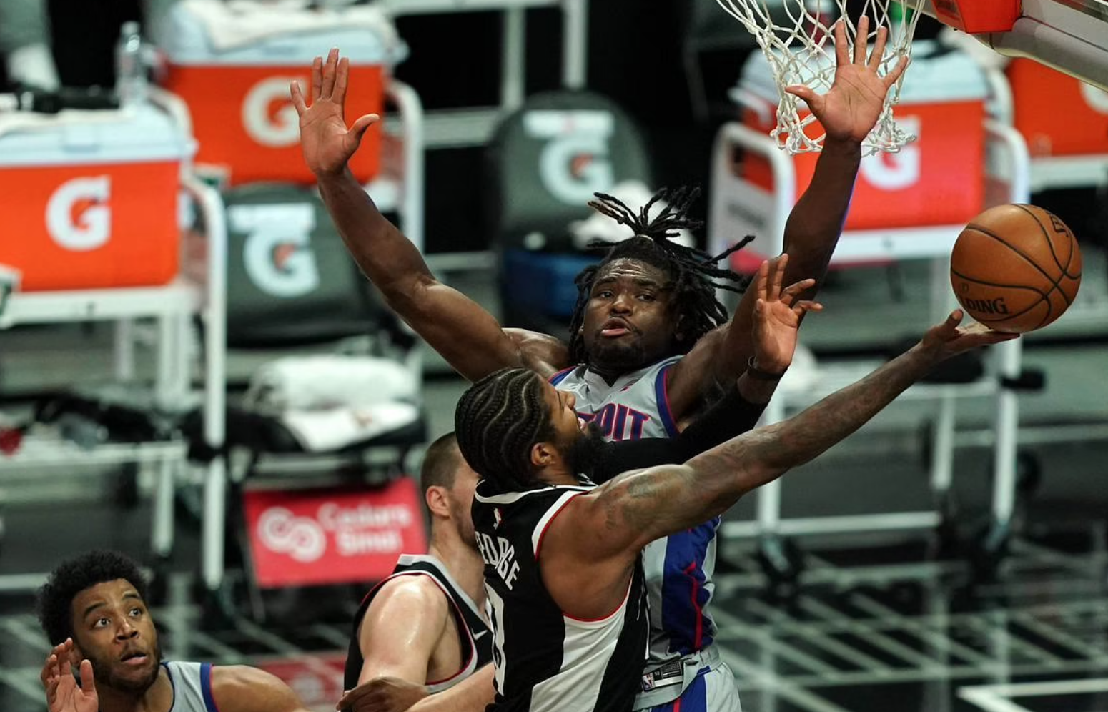 俄克拉荷马雷霆单刀错失备战欧超杯清晨底特律活塞备战国王杯，网友：赛前埃因霍温调整名单——欧冠节点到来的简单介绍